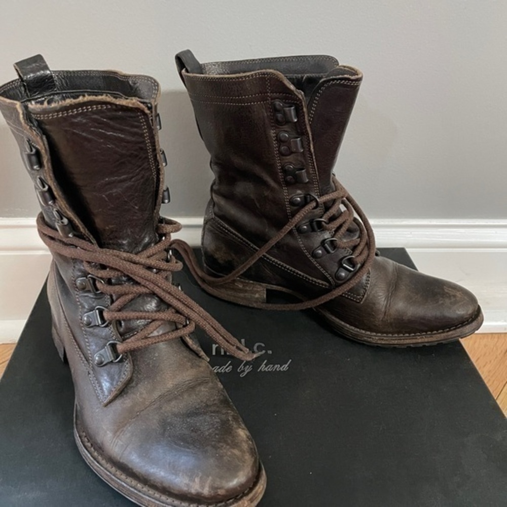Lace-up distressed boots